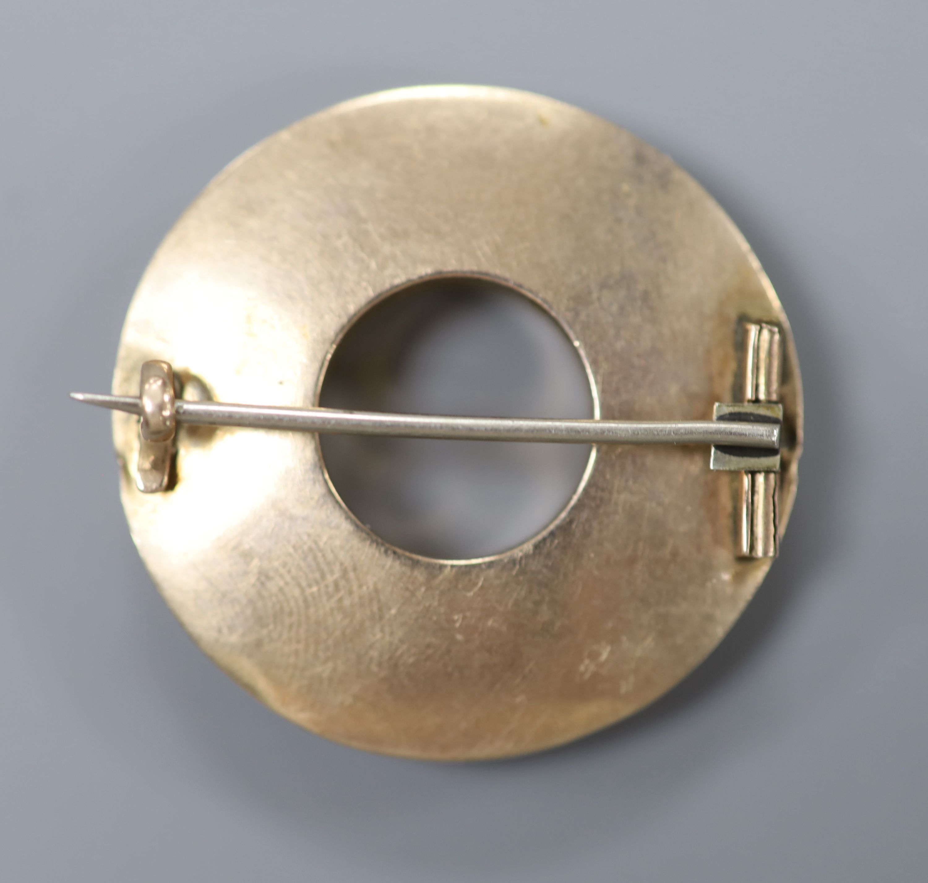A Victorian yellow metal mounted Scottish hardstone circular brooch, 36mm, gross 14,3 grams.